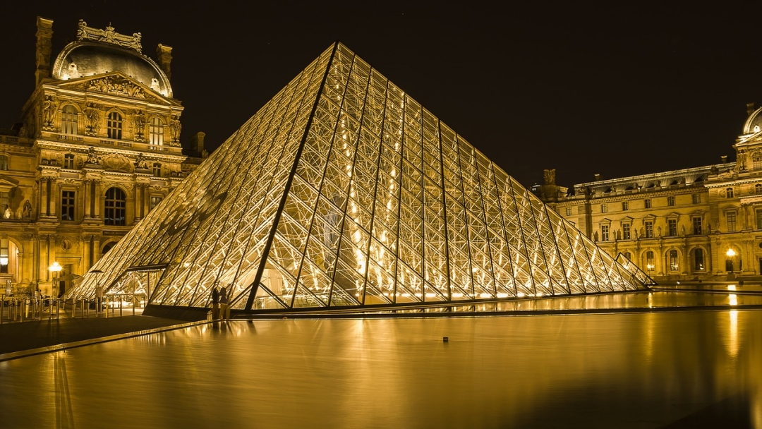 Pyramide du musée du louvre