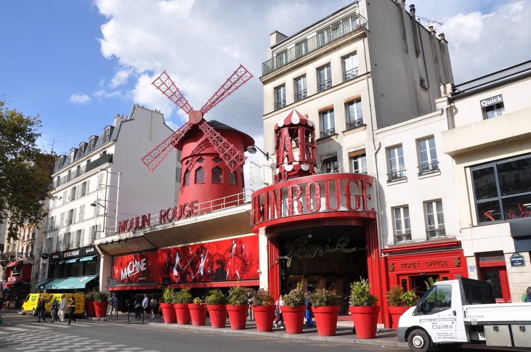 Photo de l'extérieur du Moulin Rouge à Paris