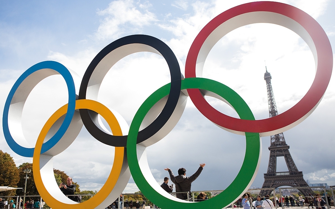 photo des anneaux olympiques devant la tour eiffel