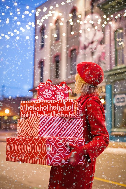 photo d'une femme portant des cadeaux de noël