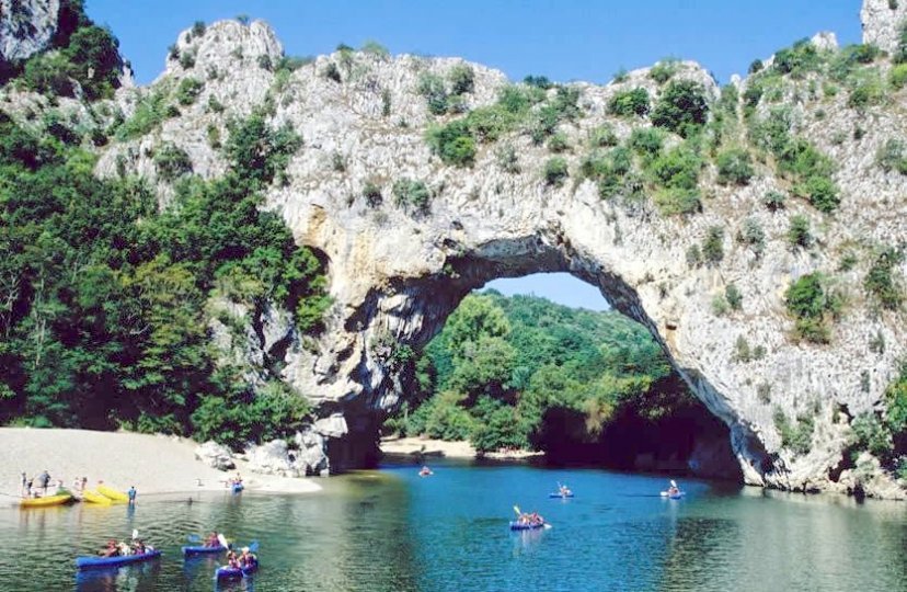 Vue sur le pont d'arc illustration